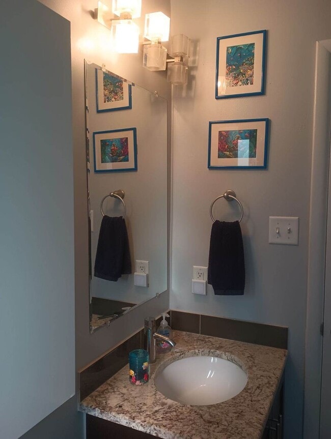 Building Photo - 2 Bedroom Townhouse in the heart of Tennyson!