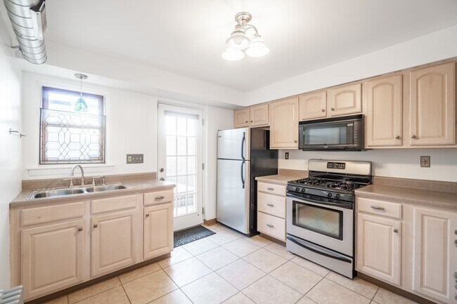 Building Photo - Beautiful luxury and spacious 4 bed home in South Side flats