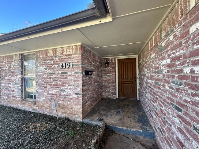 Building Photo - 3-bed 1.5-bath Rental Home Available in No...