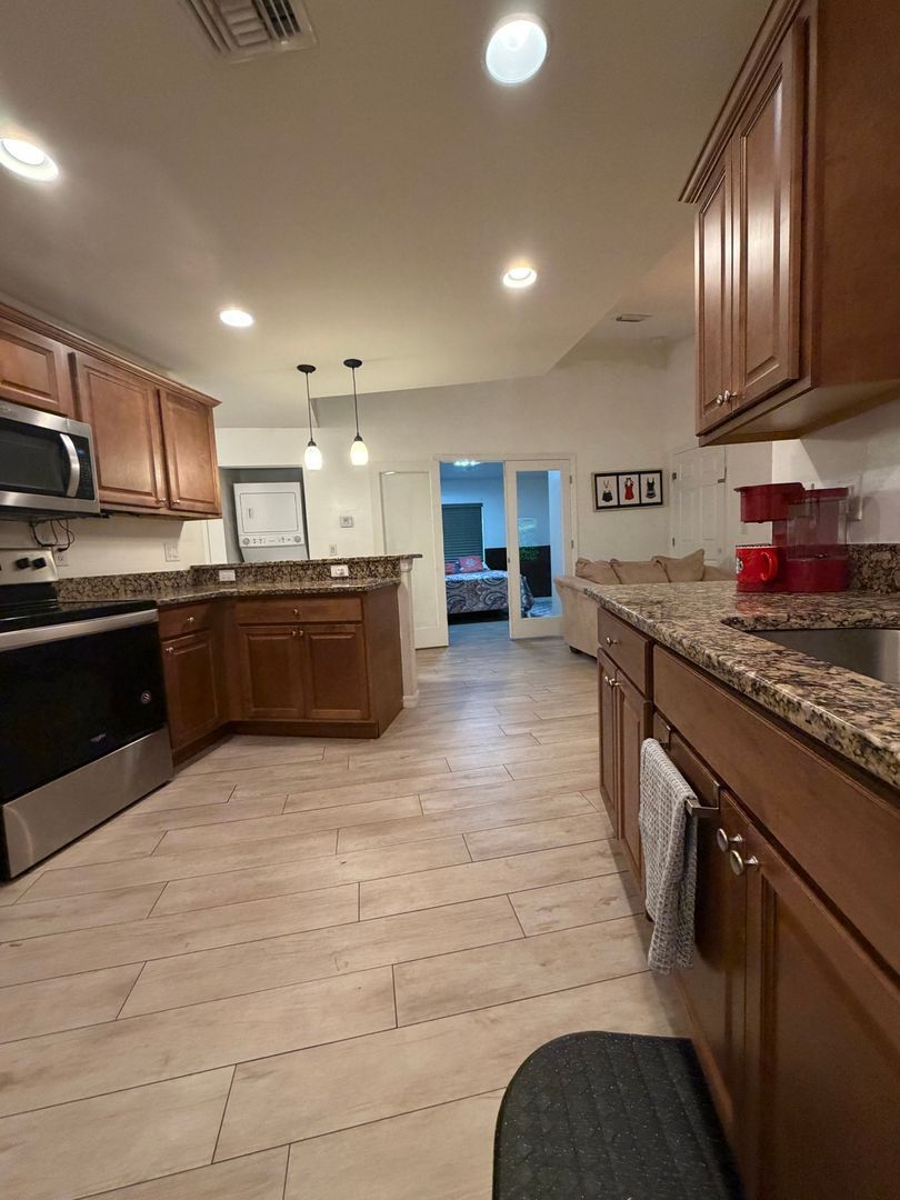 Building Photo - 502 W 9th St