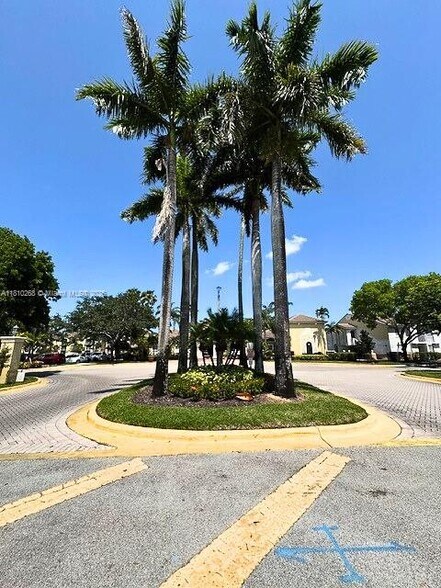 Building Photo - 2640 S University Dr