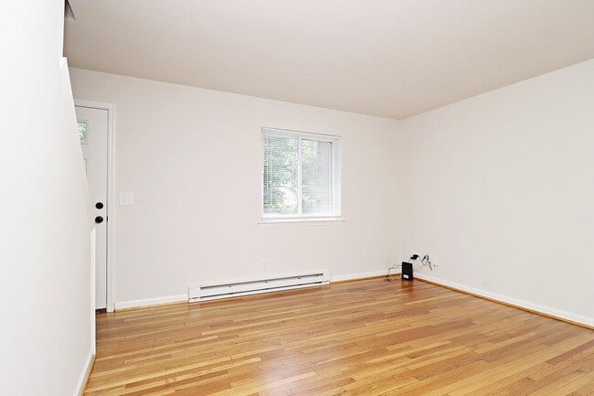 Building Photo - Student & Pet-Friendly Duplex With Ting In...