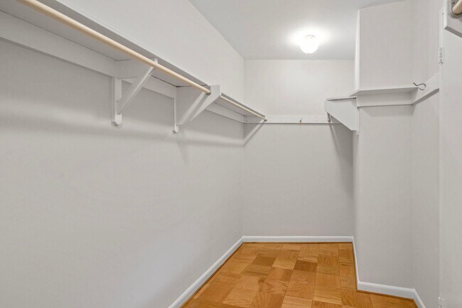 Building Photo - HUGE Apartment Across from Grosvenor Metro...