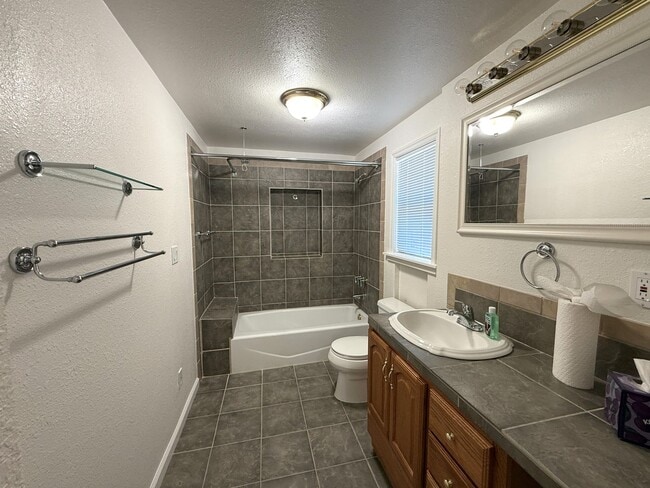 Building Photo - Secluded 2bd/1ba Carmichael Charmer near S...
