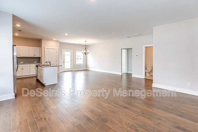 Building Photo - 1024 Hillbrook Dr