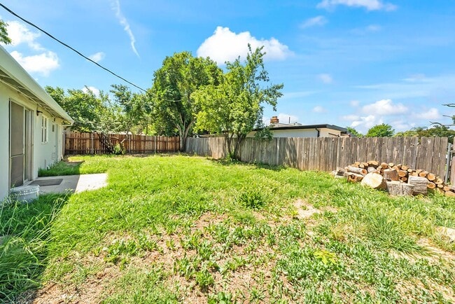 Building Photo - Charming 3 Bedroom 1 Bath Family Home