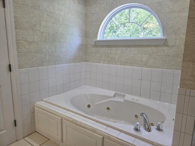 Building Photo - 932-p932 Windmill Pkwy