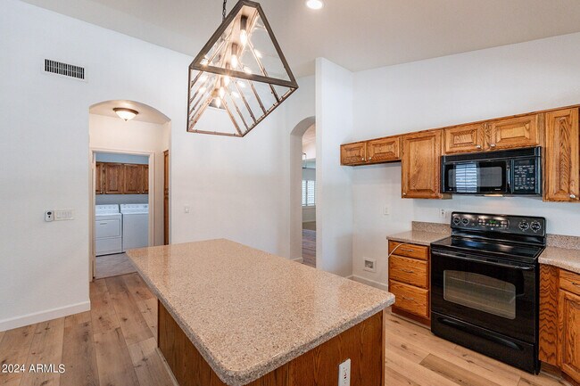 Building Photo - 1449 W Antiqua Dr