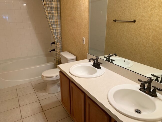 Building Photo - East Orlando spacious 3 bedrooms home with a large loft.