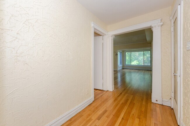 Building Photo - 5123 S Ingleside Ave