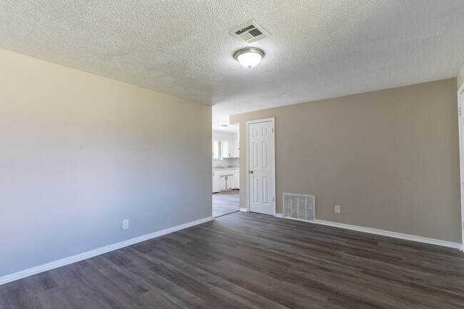 Building Photo - Updated 4-Bedroom Home in Midwest City with Modern Touches