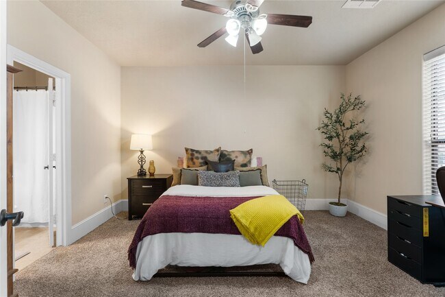 Building Photo - 1045 W 22nd St