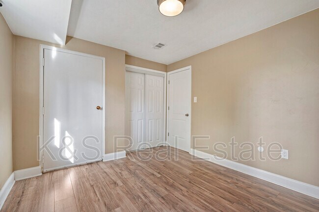 Building Photo - 29 Coulter St