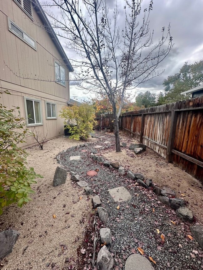 Building Photo - Spacious 3 Bedroom 2.5 Bath Home In NW Ren...