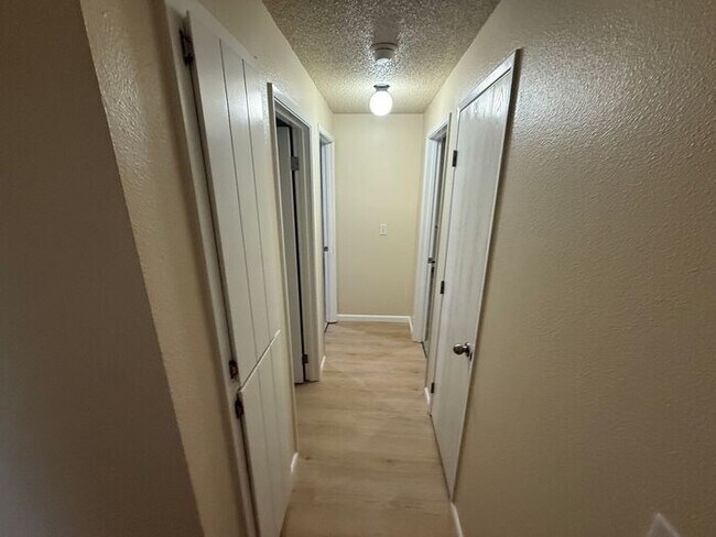 Building Photo - Very nice 2 bedroom 1 bath 4-plex unit in ...