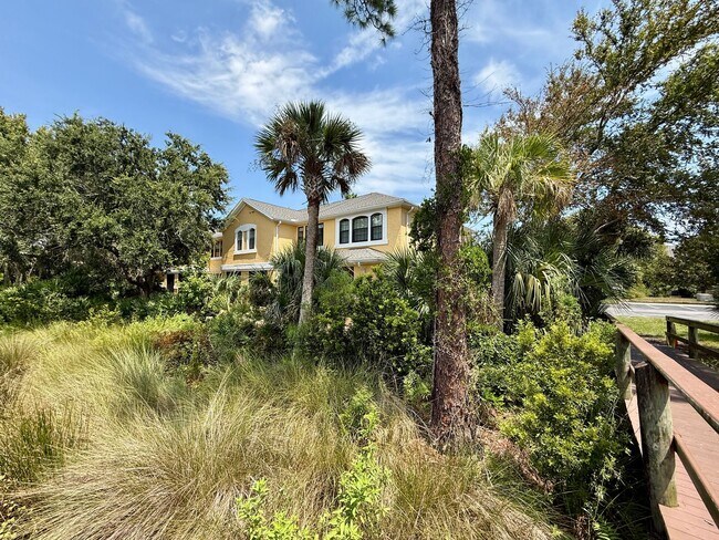 Building Photo - 3 bedroom, 3 bath Luxury Living Along the ...