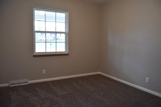 Building Photo - 4BR/3BA | Newly Renovated Single Family Home | Large backyard | In West Knoxville!