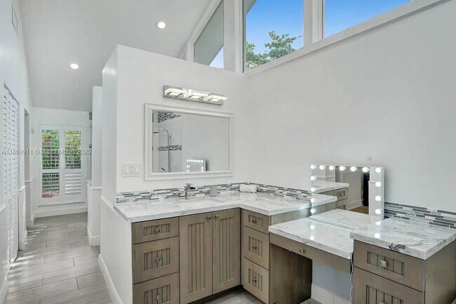 Building Photo - 2120 SW 28th Way