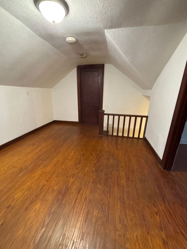 Building Photo - 4 Bedroom House / South Jackson