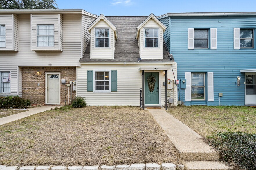 Front - 8426 Williamsburg Cir