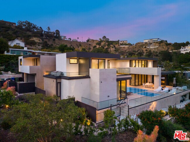 Building Photo - 9255 Swallow Dr
