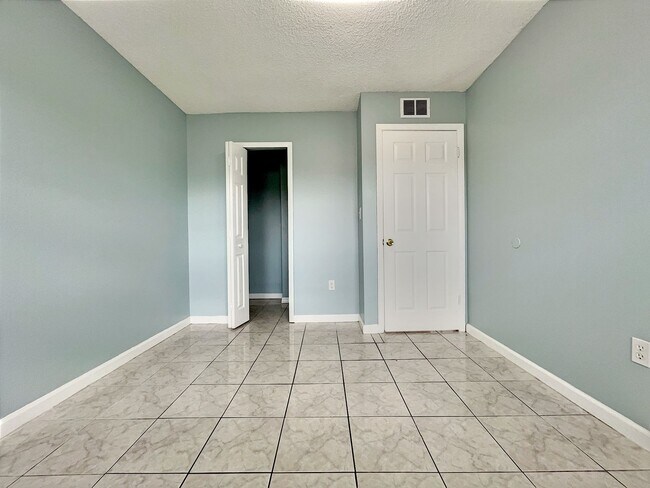 Building Photo - 865 Sky Lake Cir