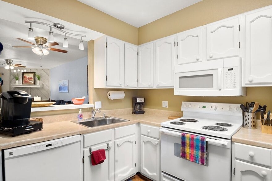 Building Photo - 604 White Mountain Dr