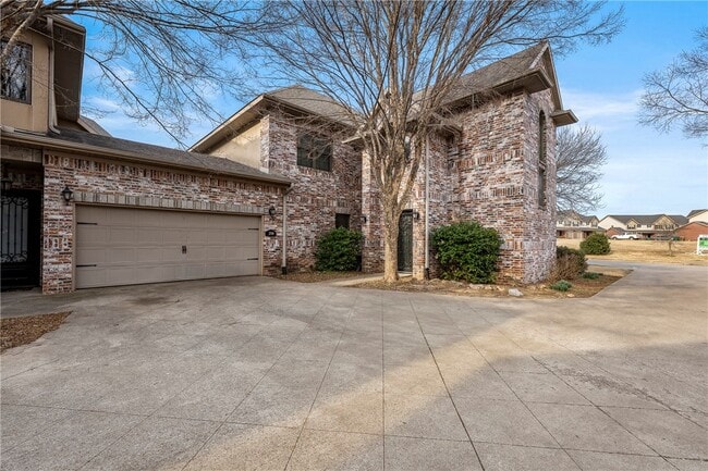 Building Photo - 2700 S Everest Ave