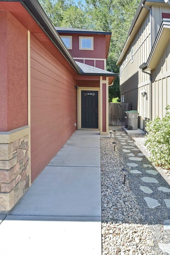 Building Photo - 3 Bedroom 2.5 Bathroom Home in Southeast Boise