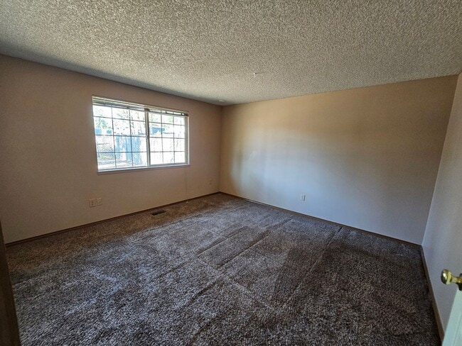 Building Photo - Roomy Ranch in Gladstone