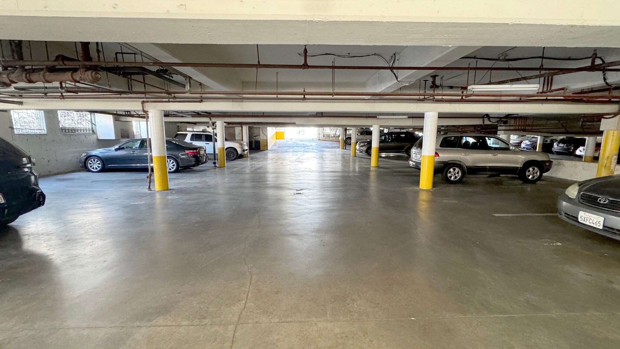 Building Photo - 701 S St Andrews Pl