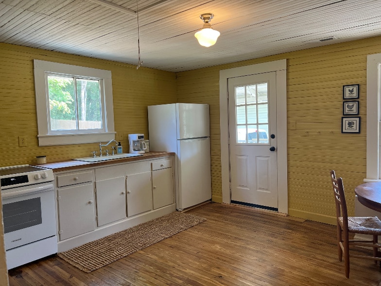 Building Photo - 614 W Holt St