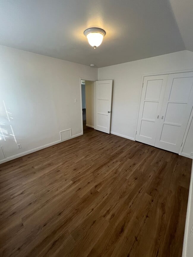 Building Photo - Mid Town Adorable Home!