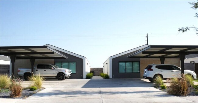 Building Photo - 23 Iris Ave