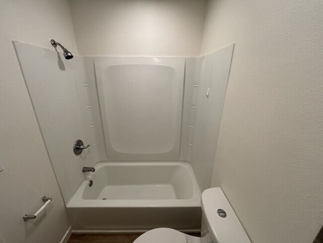 Building Photo - 3 Bedroom 2 Bath Home