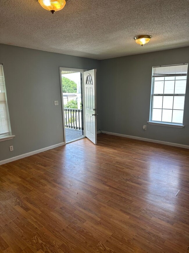 Building Photo - Spacious 3BD with Off Street Parking