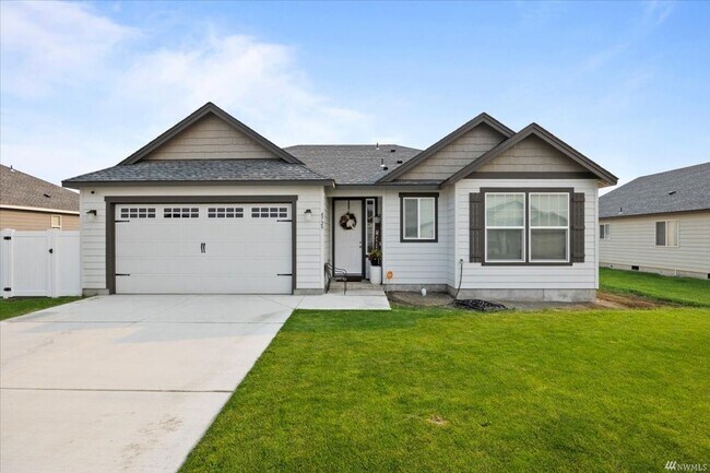 Building Photo - 3 bedroom, 2 bath house with garage