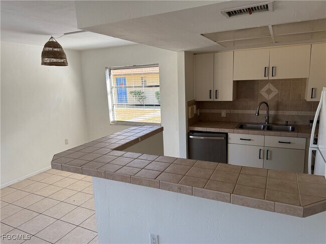 Building Photo - 1104 SE 8th St