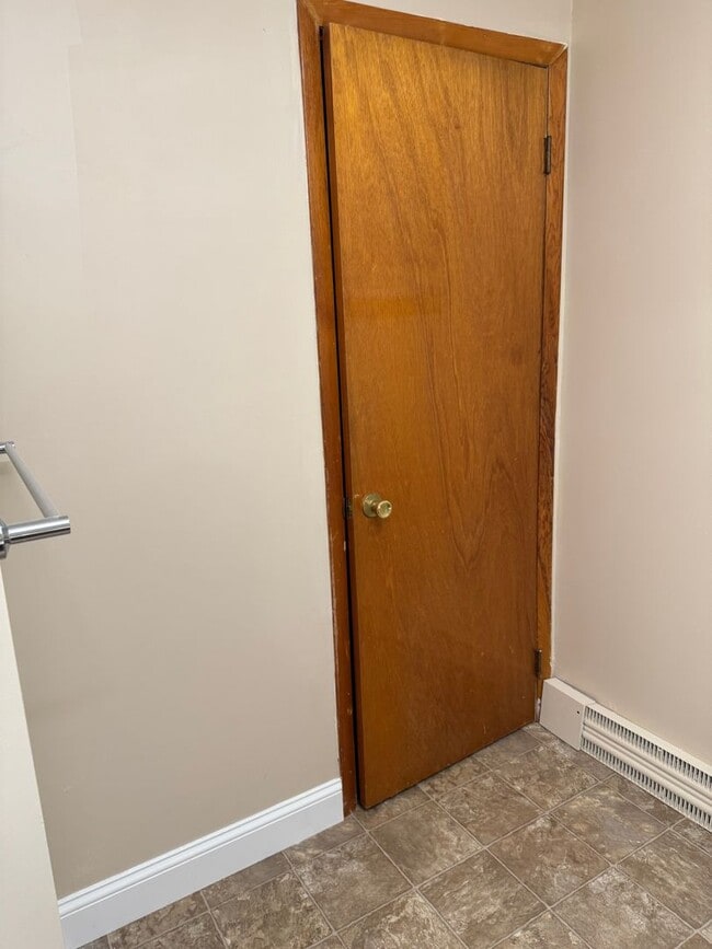 Building Photo - Stunning 3-bedroom, 3-bathroom single family home