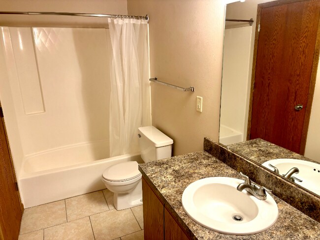 Building Photo - 5120 Emerald Dr