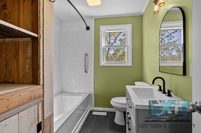 Building Photo - Country Feel, Modern Updates – 3BR Home on Quiet Road Just Outside of South Hill