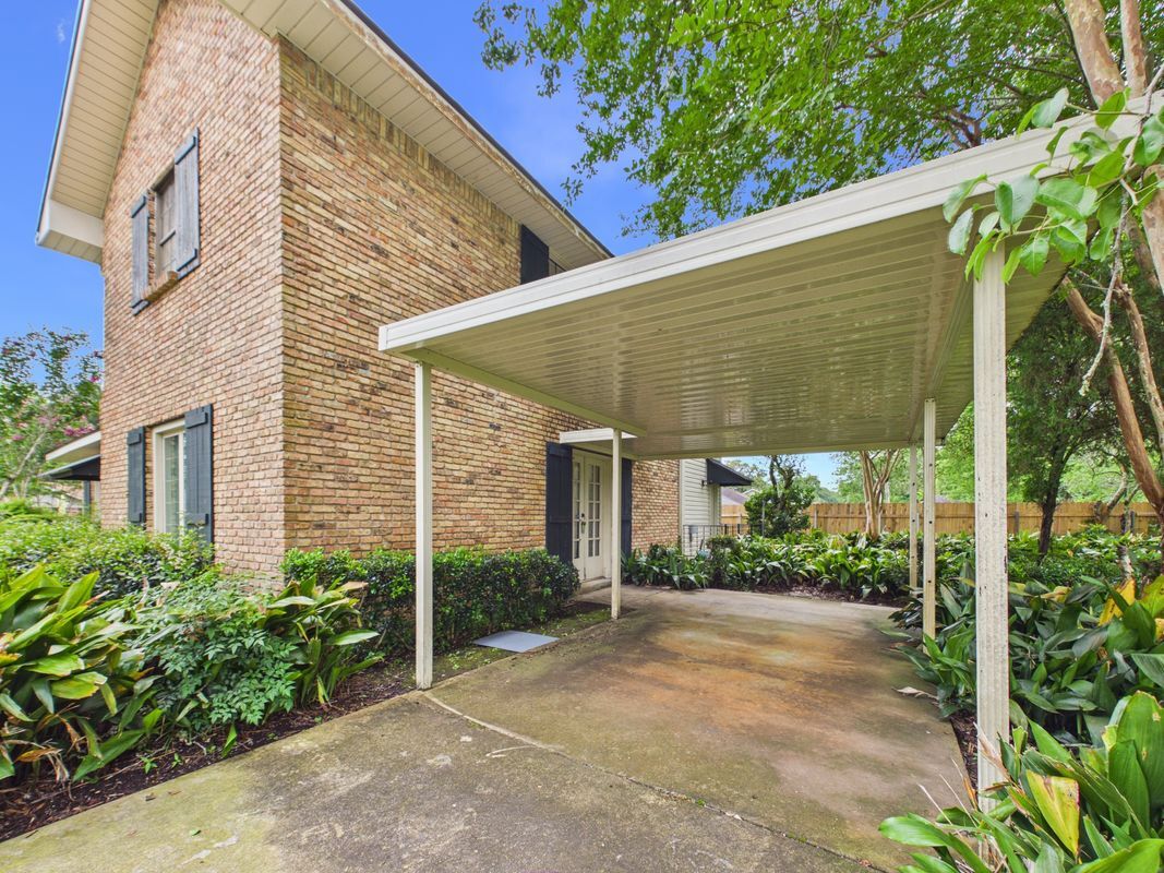 Building Photo - 100 Oak Coulee Dr