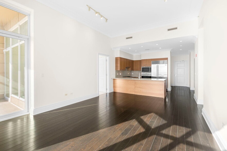 Building Photo - 2550 N Lakeview Ave