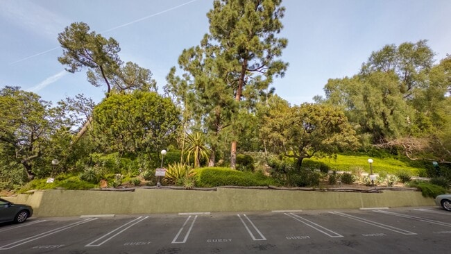 Building Photo - Large 2bed/ 2 bath corner unit in the heart of Silverlake with Hot Tub, Pool, Gated Parking and P...