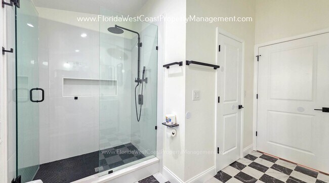 Building Photo - IMPRESSIVE 3 BEDROOM/2 BATH SARASOTA HOME! SUPER LOCATION! PET FRIENDLY!