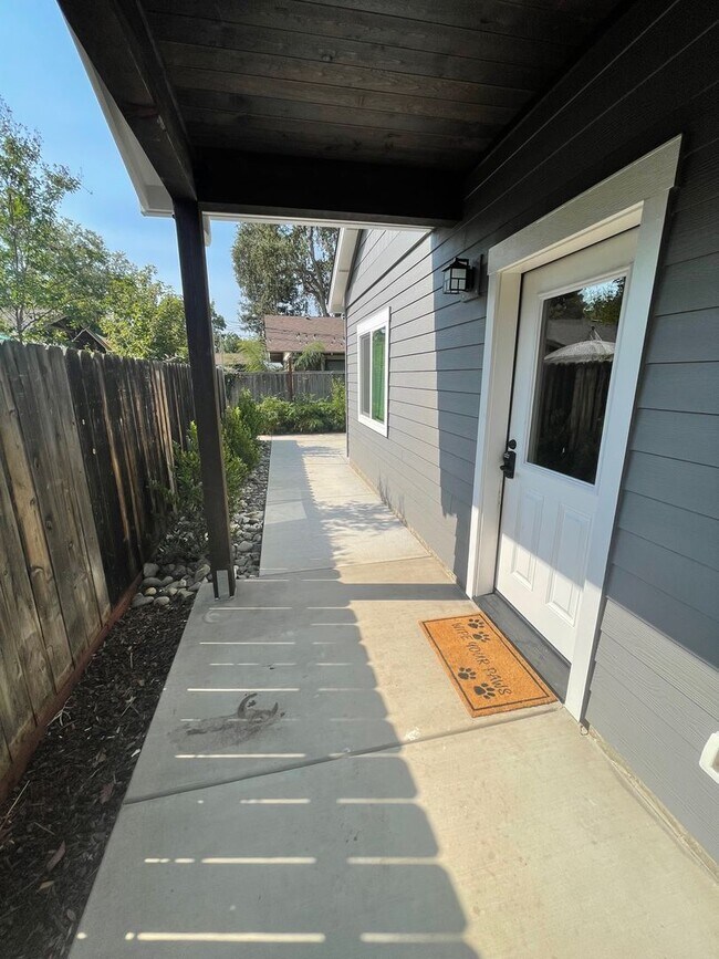 Building Photo - 126 W 20th St