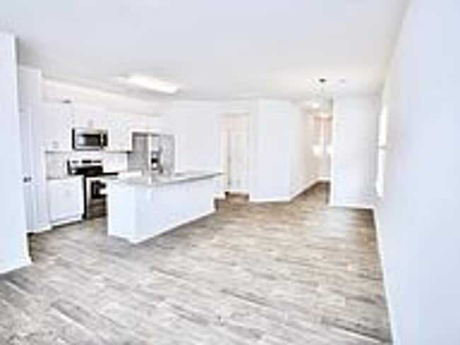 Building Photo - Cozy 3 Bed, 2 Bath Townhome