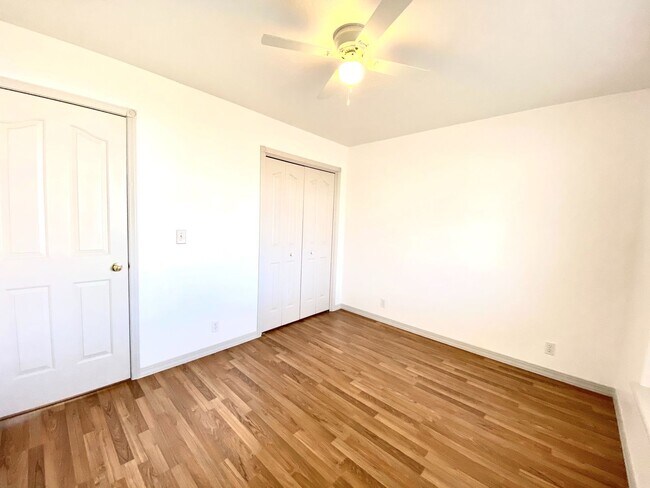 Building Photo - 3 Bed 2 Bath Single Level Home with 3 Car ...