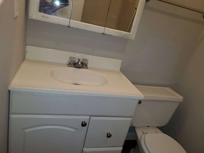 Building Photo - 2-Bed Apartment in Decatur's Heart – Your Cozy Retreat Awaits!"
