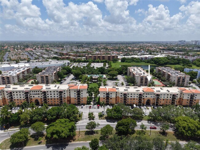 Building Photo - 9340 Fontainebleau Blvd